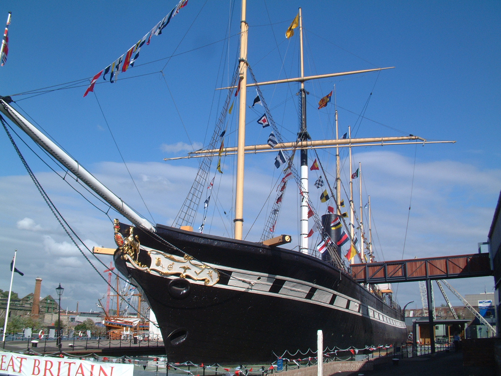 上图:停泊的布里斯托港的大不列颠号。布鲁内尔(Isambard Kingdom Brunel)(1806-1859年)是一位伟大的英国工程师,在2002年英国广播公司举办的「最伟大的100名英国人」评选中名列第二。他于1845年主持建成的第一艘横跨大西洋的蒸汽船大不列颠号(SS Great Britain),被誉为英国航海史上的一个奇迹,圆了无数欧洲人的移民梦,仅用14天就能从英国到达纽约,6周就能从英国到达澳洲。大不列颠号的长、宽、高(98×15.5×10米)比例与挪亚方舟(300x50x30肘)的比例几乎完全相同 。无数的造船专家经过多次失败,才知道按照方舟的比例造船最能抵御风浪。方舟并不是为高速行驶而设计的,神所指示的尺寸是保证稳定、防止颠簸和滚动的最佳比例。