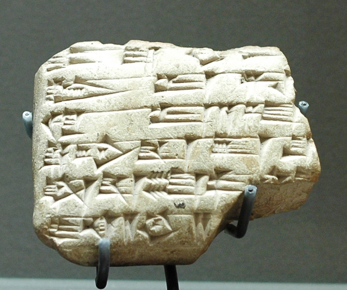 上图:主前18世纪的马里文献(Mari Letters),出土于幼发拉底河中部的马里,现存于卢浮宫。马里文献包括用阿卡德楔形文字写成的两万块泥板文书,对研究亚伯拉罕、以撒、雅各时代的美索不达米亚历史、文化和日常生活非常有价值。马里文献证明: 1、拿鹤城(创十一22-25)和哈兰城(创十一31)的存在。 2、当时的人使用挪亚、亚伯兰、拉班、雅各这样的名字。 3、创世记提到的收养、继承习俗。 4、立约时在切开的牲畜之间走过。