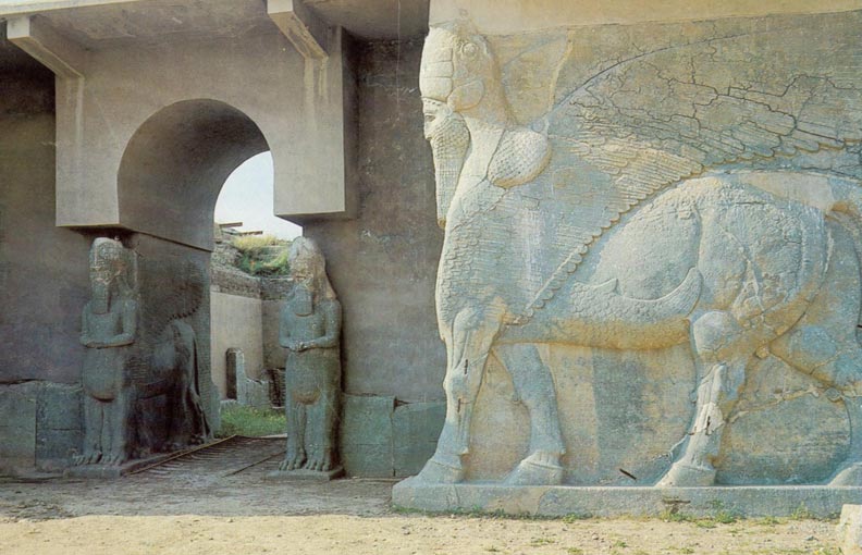 上图:亚述纳西拔二世(Ashurnasirpal II,主前883-859年)王宫入口的半人半兽怪物拉玛苏(Lamassu),位于当时的亚述首都宁录(Nimrud),即宁录所建的「迦拉」(创十12),2015年被ISIS恐怖组织炸毁。