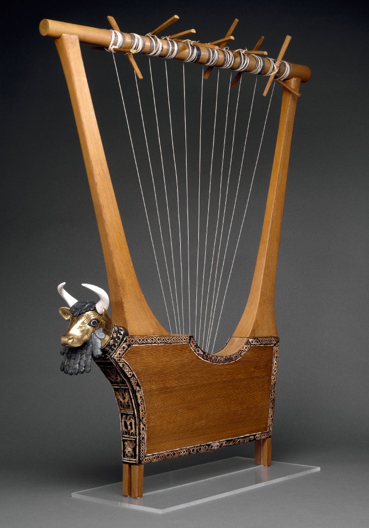 上图:主前2600年的「王后的里拉琴Queen's Lyre」,出于于亚伯拉罕的老家吾珥,现藏于大英博物馆。主前4000-3000年,古代埃及和吾珥就出现了箫、琴、瑟、笛等乐器。古代中东古墓和庙宇、王宫的壁画表明,古代最常用的乐器是琴和瑟。