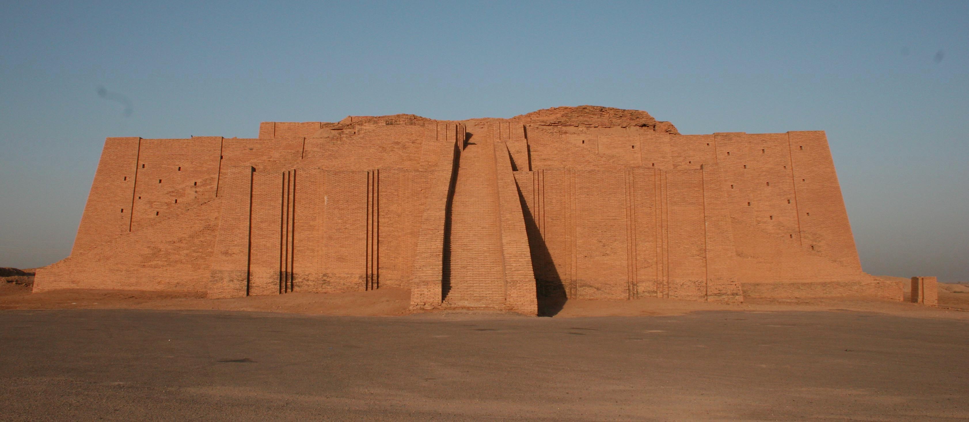 上图:吾珥城的月神塔庙(Ziggurat),是一座两层高的砖建筑物,下层的砖用沥青结合,上层的砖用灰胶结合。这座神庙基本被保存了下来,现已被复原。吾珥是苏美尔人敬拜月神辛(Sin,苏美尔语 Nanna)的中心,吾珥第三王朝时期,乌尔纳姆在吾珥修筑了城墙、兴建了巨大的神庙,使吾珥进入了最繁荣的时期。