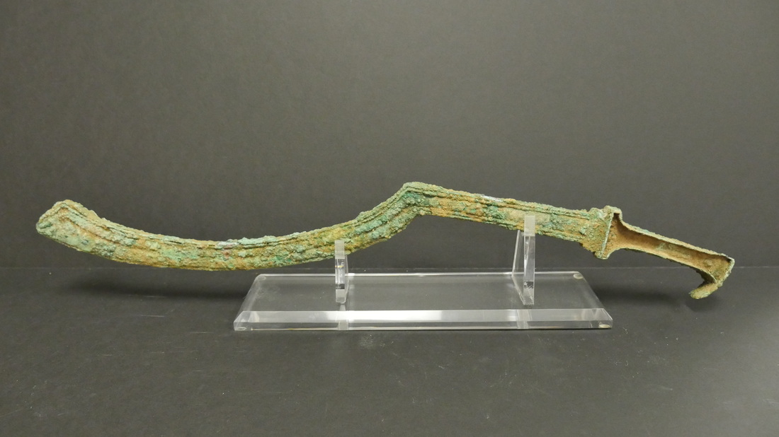 上图:耶路撒冷附近出土的主前1500年的牛腿刀(Khopesh),长58厘米,主前2500-1300年在埃及和迦南地流行,早期用青铜制作,后期用铁制作。牛腿刀的形状像牛腿,适合劈砍,是中王国和新王国时期埃及军队的标志性装备,以色列人征服迦南时也使用这种刀。