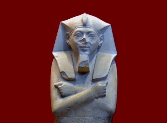 上图:古埃及第十八王朝的创立者阿赫摩斯一世(Ahmose I,主前1549-1524年在位),是统治上埃及的第十七王朝法老卡摩斯(Kamose)的弟弟。他继位后,驱逐了下埃及的喜克索斯人,统一了上下埃及,建立了强大的第十八王朝(主前1549–1292年)。古埃及在第十八王朝期间成为中央集权的帝国,势力深入亚洲,很多国家都承认埃及为其领主国。以色列人很可能在阿赫摩斯一世重新统一上下埃及之后沦为埃及人的奴隶,杀希伯来男婴的政策很可能也是在阿赫摩斯一世时期执行的。收养摩西的阿赫摩斯一世「法老的女儿」(出二10)也可能就是阿赫摩斯一世的女儿。