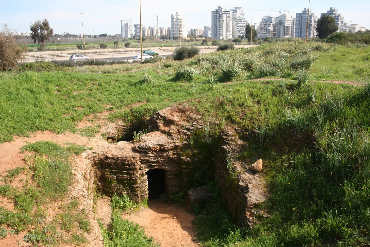 上图:一个主前5世纪的古代以色列墓穴。古代以色列人通常把死者葬在城外的家族墓穴(Family caves)里,墓穴分为内外两间。以色列人并不使用棺材,家人把尸体抬进墓穴,先放在外屋的地上或墙上的槽里。一年后,家人回到墓穴,把骸骨捡起来,摞在里屋历代祖先的骸骨上。所以家人必然会为死人「沾染自己」。从主前3世纪希腊时代开始,流行用骨罐(Ossuaries)来收敛骸骨。第二圣殿被毁之后,逐渐流行罗马式的棺材和石棺。