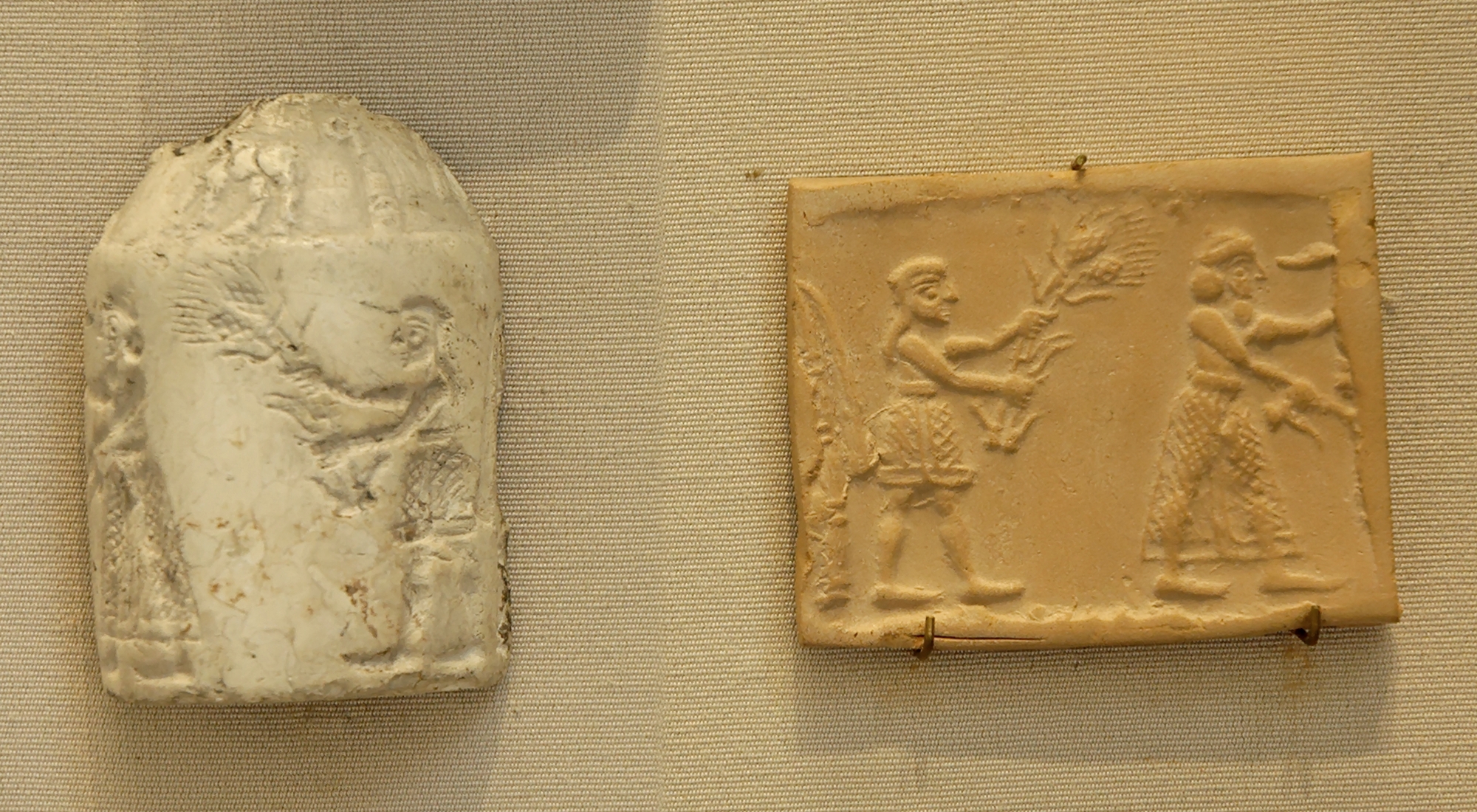 上图:主前3100年的乌鲁克时期的滚筒印章(Cylinder seal)。滚筒印章是古代中东人普遍使用的印章,上面刻有图案故事,在湿的粘土上滚动按压后,可留下连续的图案。滚筒印章发明于主前3500年左右的苏萨和乌鲁克。